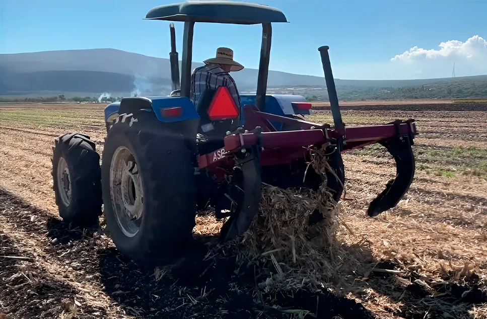 Subsuelo para tractor operando