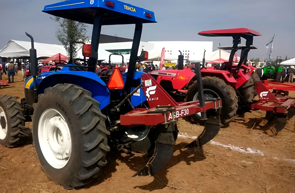 Tractor equipado con equipo Fenix