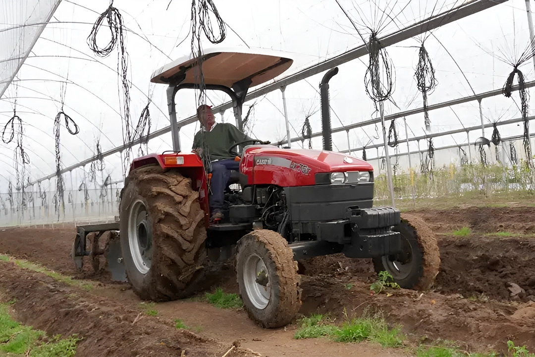 Tractor Case IH JX45T utilitario trabajando con implemento agrícola