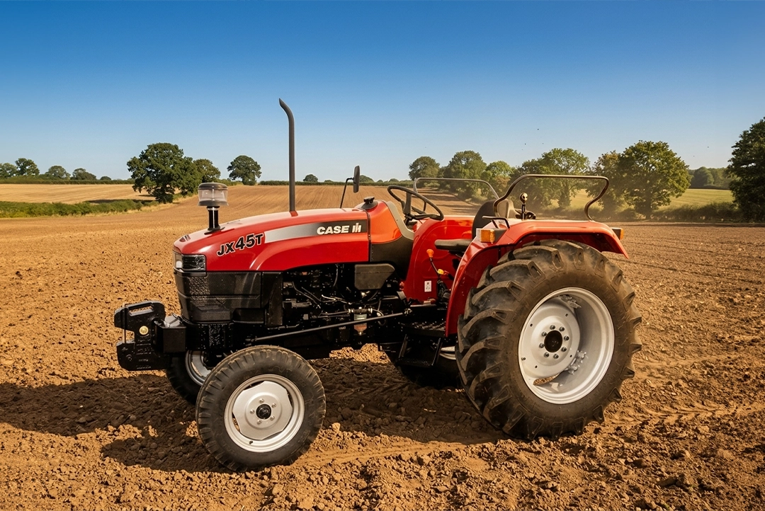 Tractor utilitario Case IH JX45T trabajando en un campo de cultivo arado