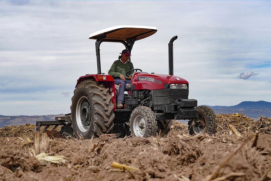 Tractor agrícola Case JX75T trabajando en el campo