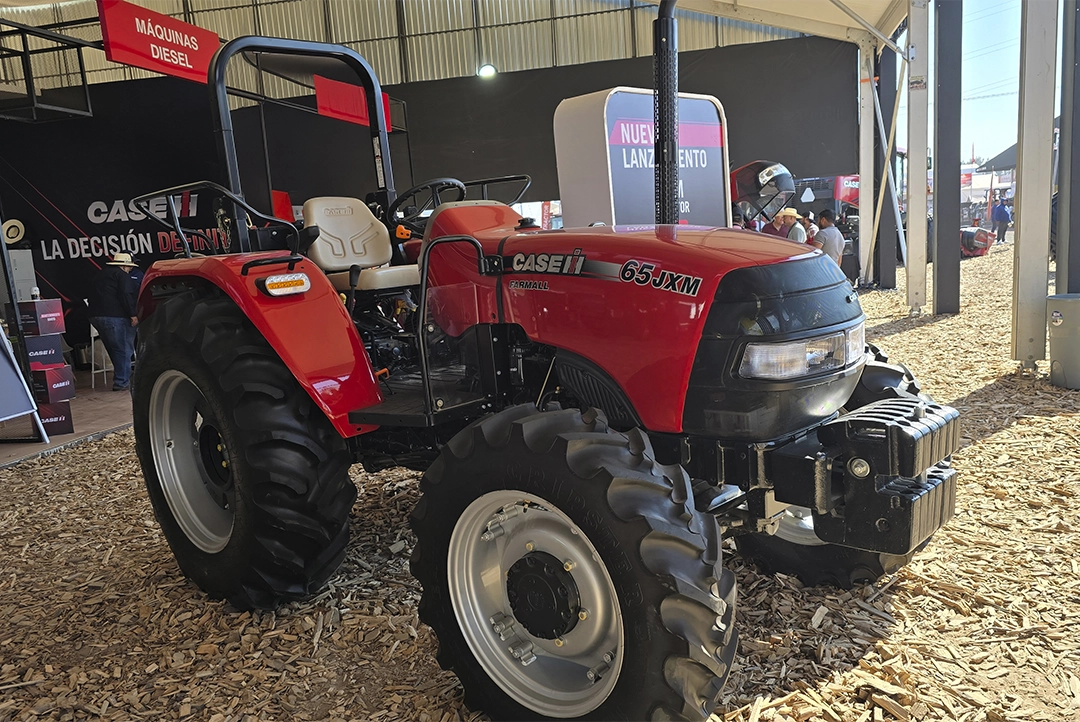 Tractor Case IH Farmall 65JXM en exhibición
