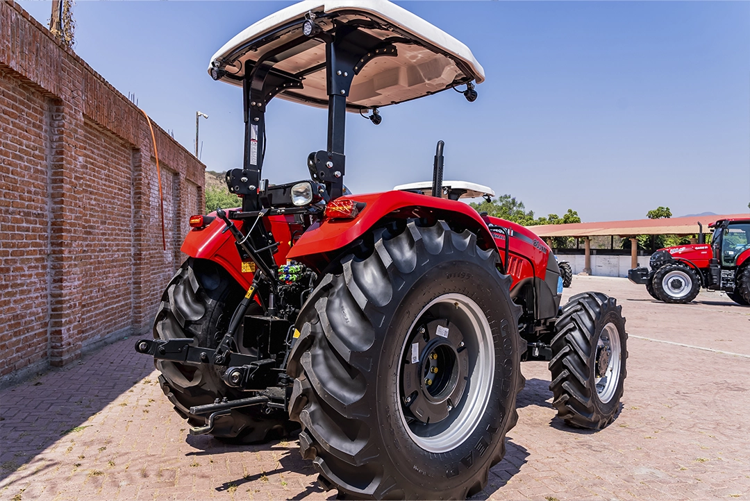 Vista trasera de tractor Case IH 80JXM mostrando el enganche de tres puntos