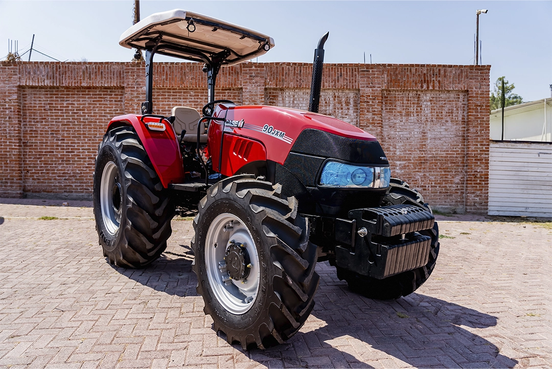 Tractor Case IH Farmall 90JXM de frente mostrando contrapesos delanteros y faros