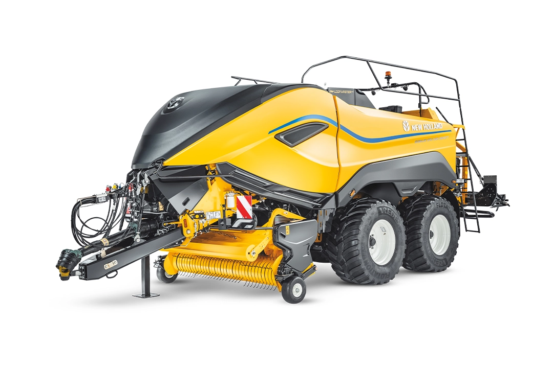 Empacadora gigante New Holland BigBaler 1290 High Density en fondo blanco sobre eje tándem.