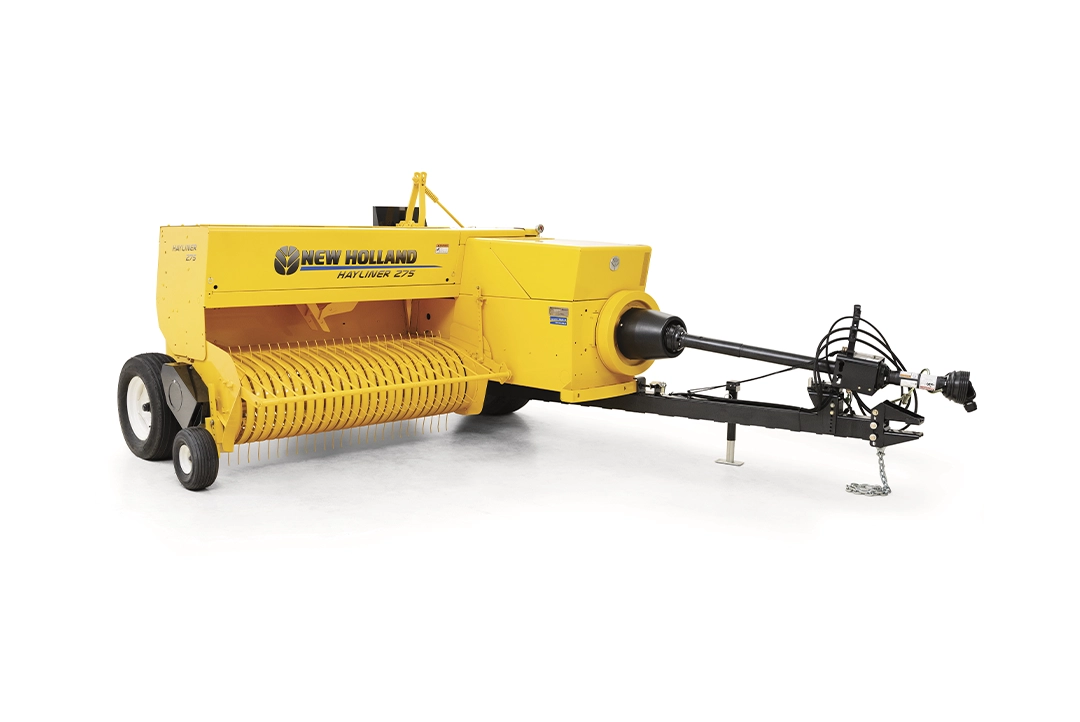 Empacadora agrícola New Holland Hayliner 275 sobre fondo blanco