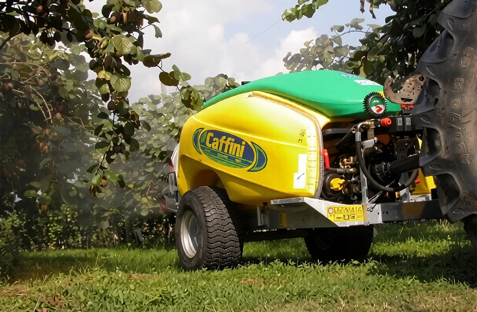 Nebulizador agrícola Caffini aplicando tratamiento foliar en cultivo frutícola