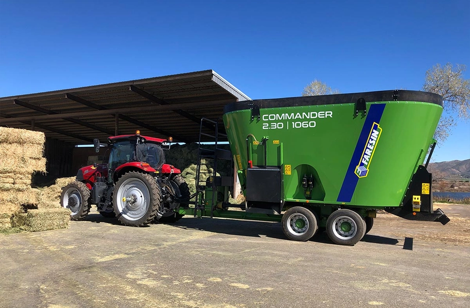 Vagon mezclador vertical Faresin Commander 2.30 con tractor