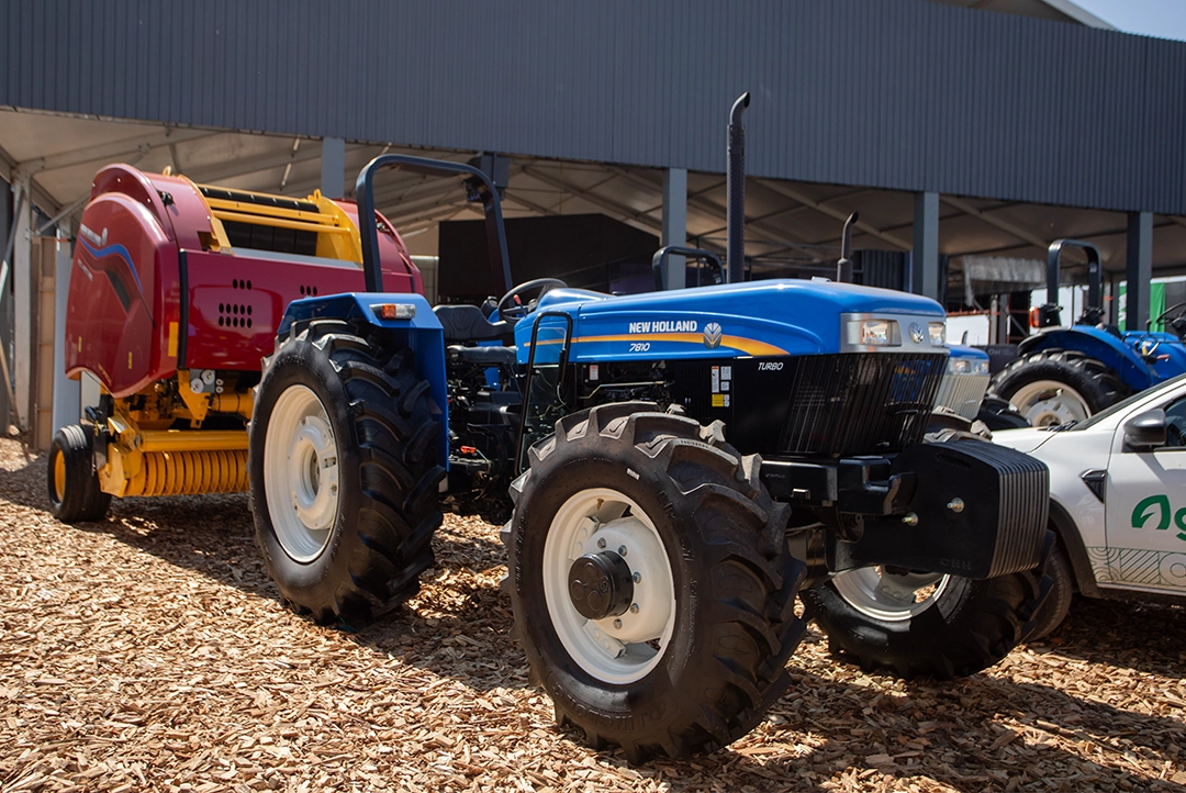 Tractor New Holland 7810 Turbo 4WD enganchado a una empacadora de forraje