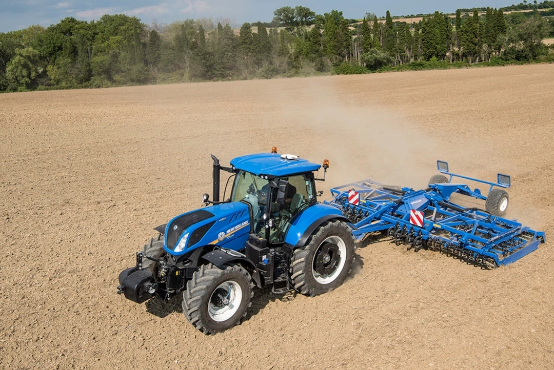 Tractor New Holland T7 230 trabajando en preparación de tierras