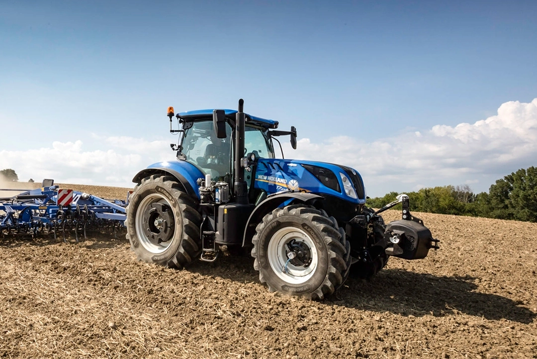 Tractor New Holland T7 260 operando con rastra de discos