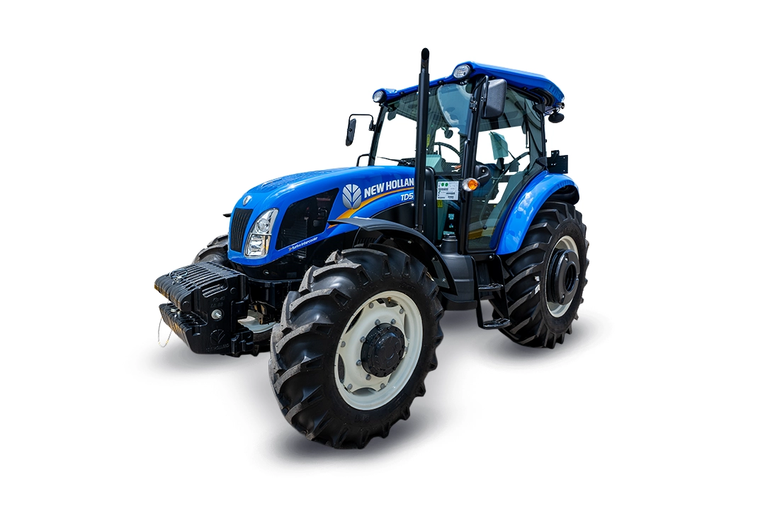 Tractor New Holland TD5.100 azul con cabina y contrapesos delanteros sobre fondo blanco.