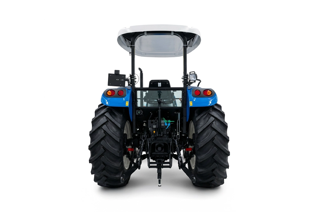 Vista trasera de tractor New Holland TD5.100 mostrando sistema de enganche de tres puntos.