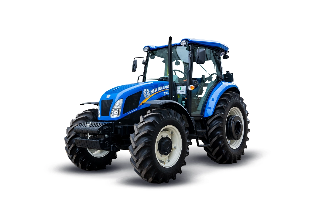 Tractor agrícola New Holland TD5.90 azul con cabina cerrada de perfil sobre fondo blanco.