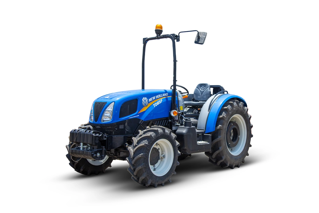 Tractor agrícola azul New Holland TD85F 4WD en perspectiva tres cuartos.