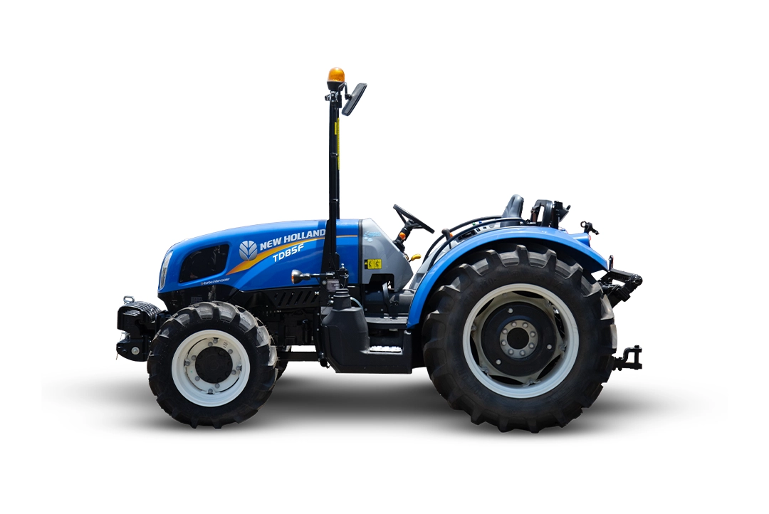 Vista lateral del tractor frutero New Holland TD85F sobre fondo blanco.