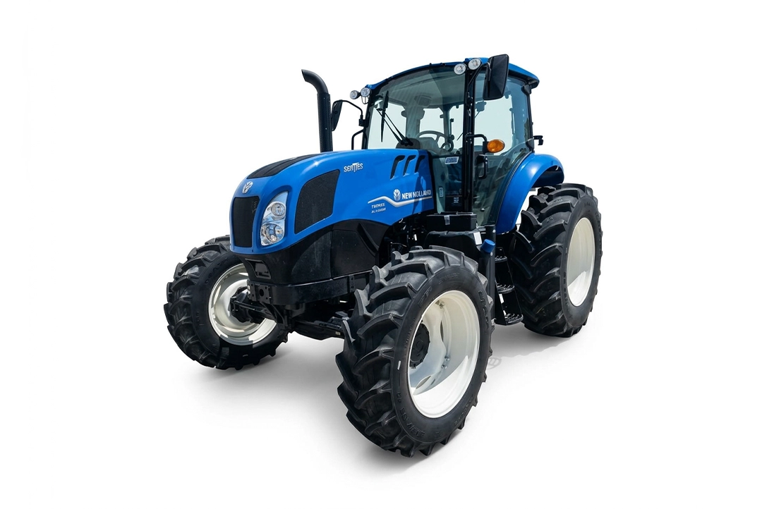 Tractor de alto despeje New Holland TS6.120 HC 4WD con cabina sobre fondo blanco.