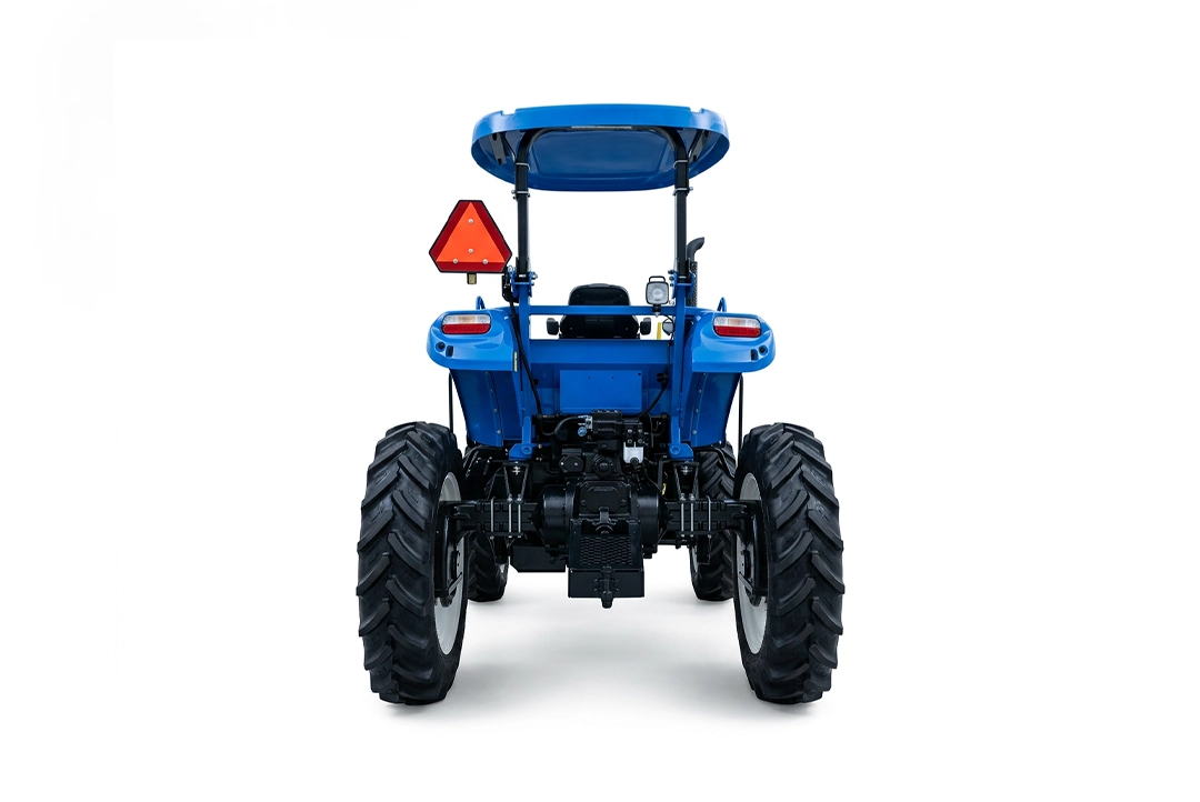 Vista posterior de tractor agrícola New Holland TS6.120 Lodero con techo protector.