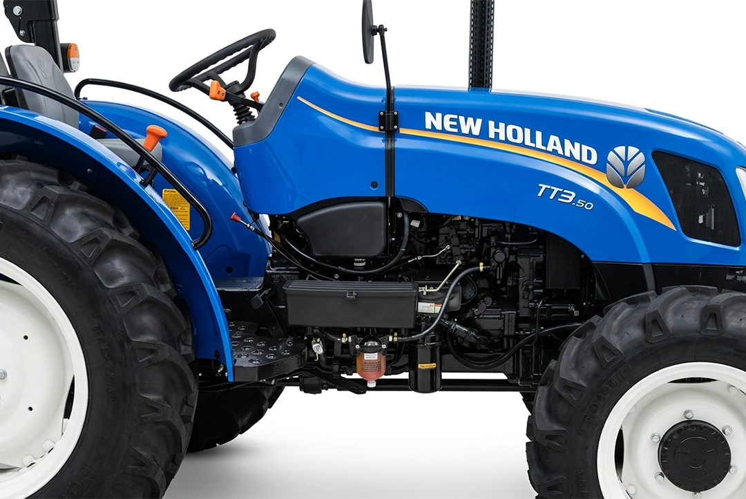 Detalle lateral de motor y puesto de mando de tractor New Holland TT3.50.