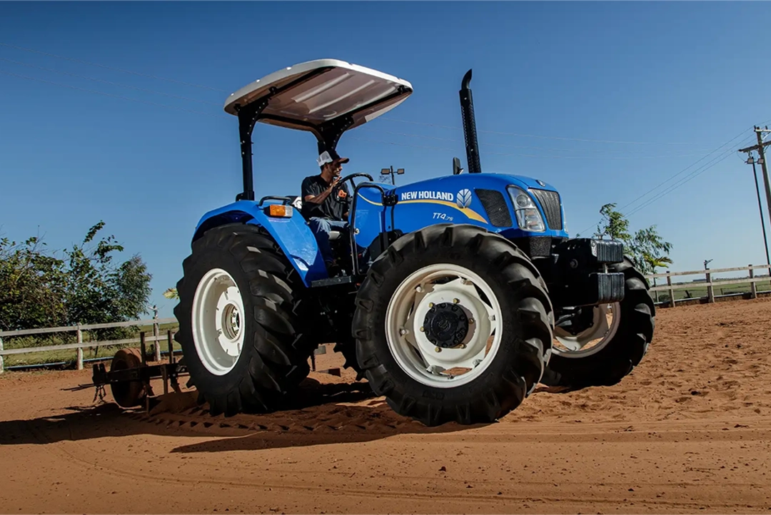 Tractor New Holland TT4.75 de doble tracción operado en campo