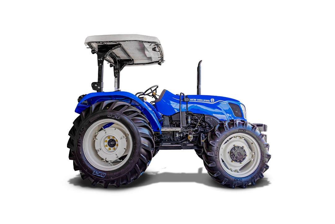 Vista lateral de perfil del tractor New Holland TT4.65 4WD con techo ROPS.