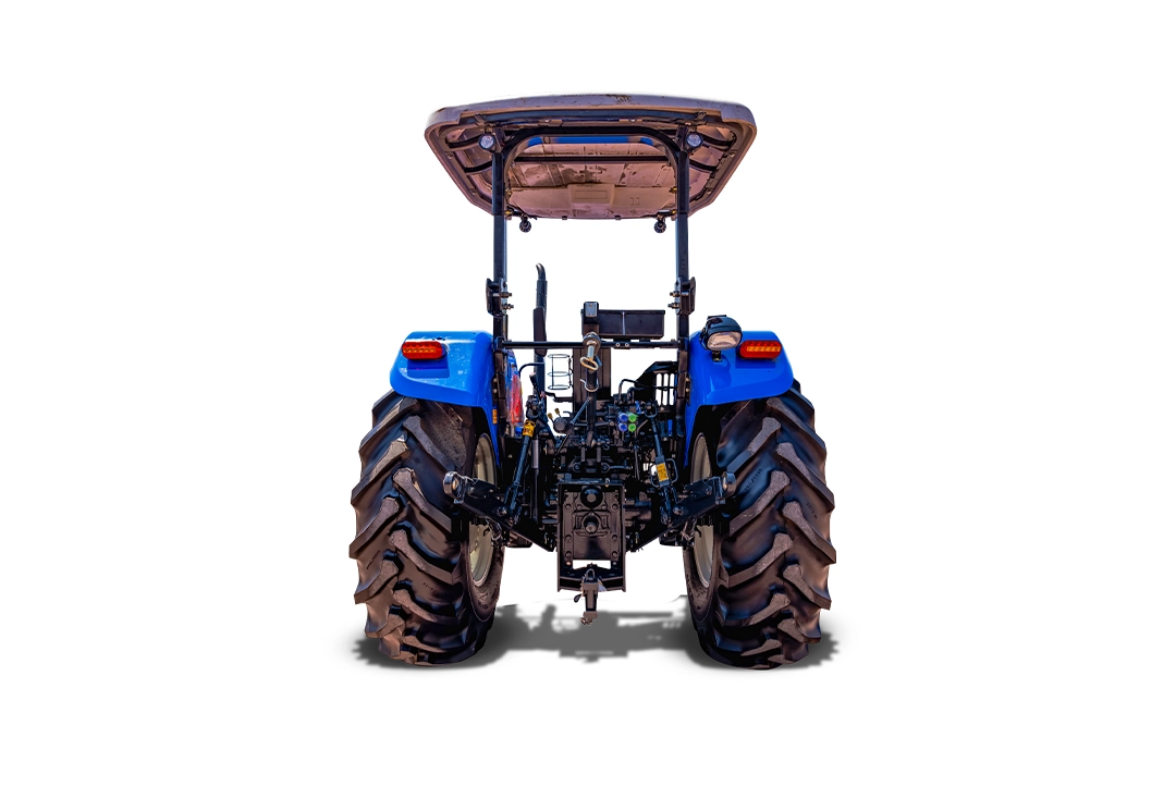 Vista trasera de tractor New Holland TT4.80 mostrando enganche de tres puntos y toma de fuerza.