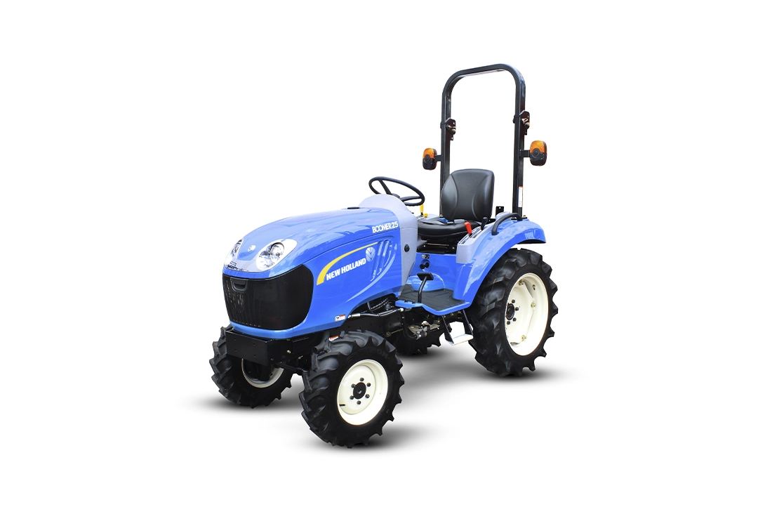 Tractor compacto azul New Holland Boomer 25 sobre fondo blanco.