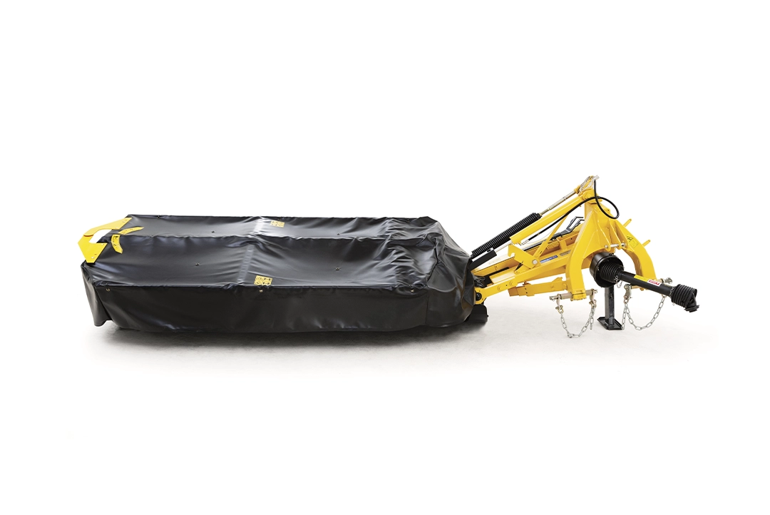 Segadora agrícola de discos DuraDisc 108M con cubierta protectora negra y enganche amarillo.
