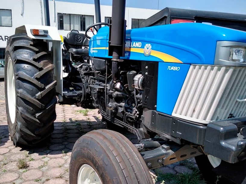 Vista a detalle de tractor new holland azul