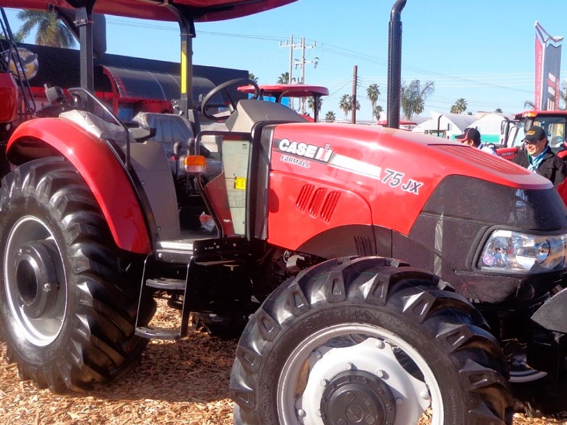 Tractor para agricultura de color rojo