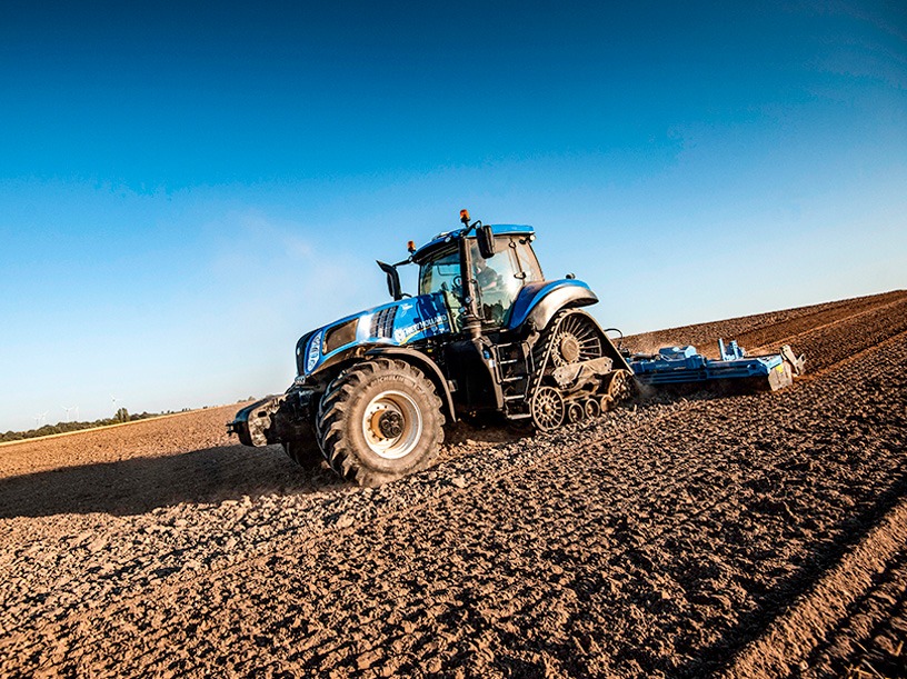 Tractor arando un campo de tierra