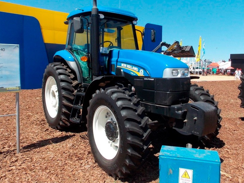 Tractor agricola aparcado para venta