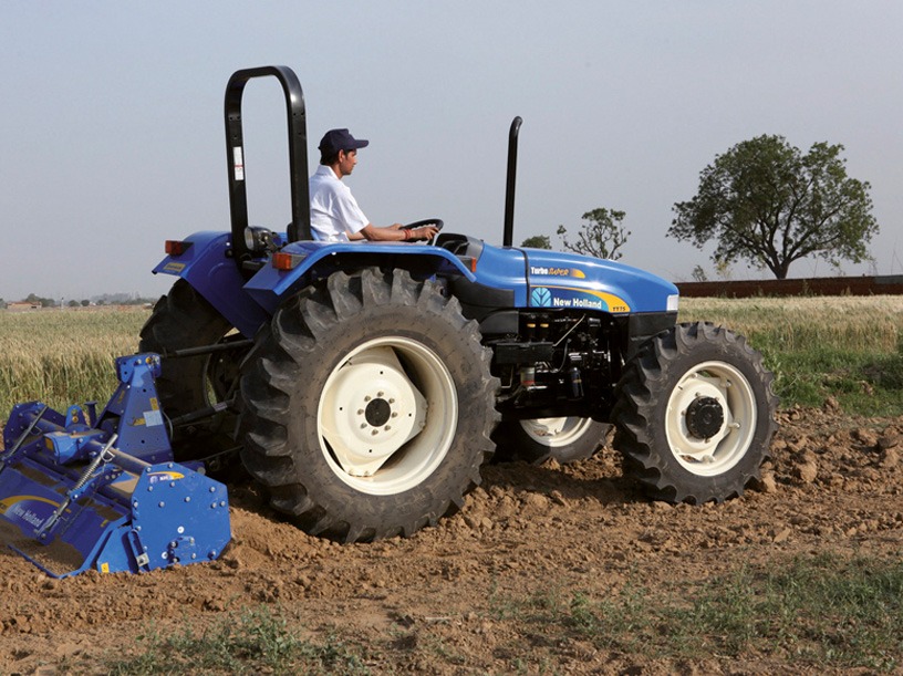 Tractor de ruedas labrando en cultivos