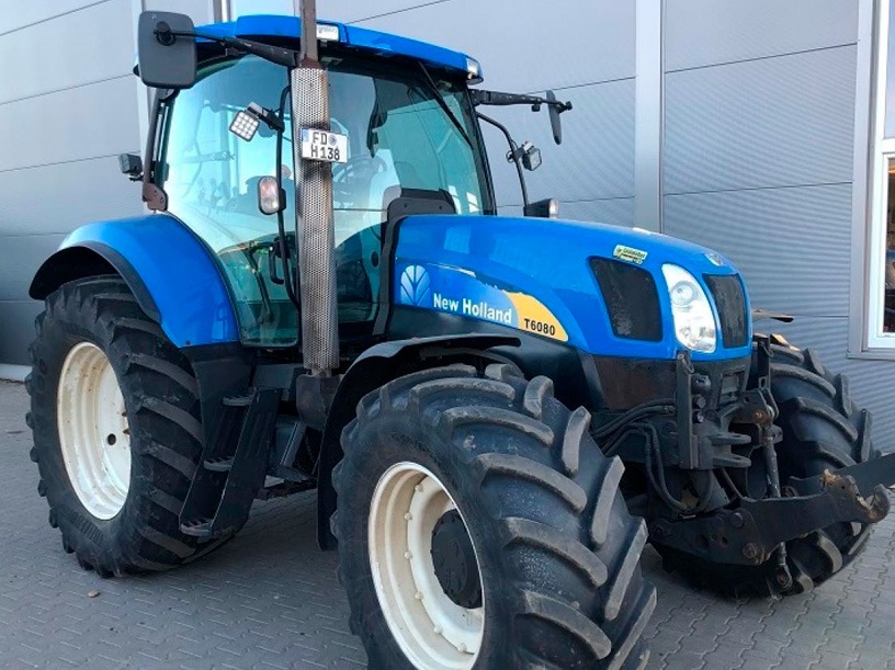 Tractor agrícola azul New Holland