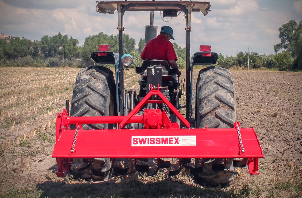 rastra para tractor marca swissmex en el campo agrícola