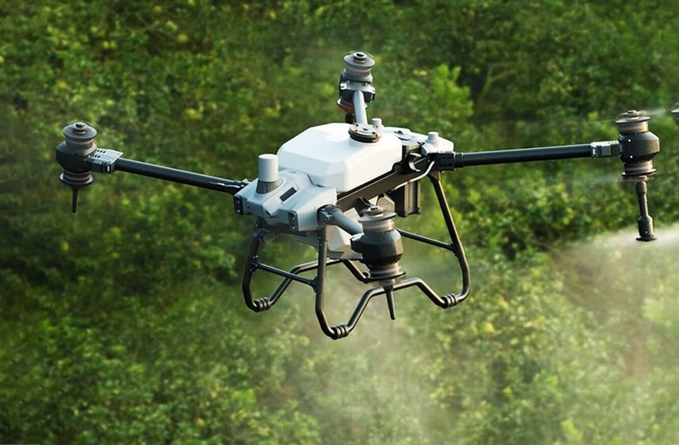Drone regando cultivos verdes