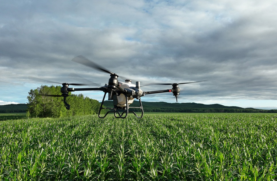 Dron agrícola volando sobre la cosecha de un campo