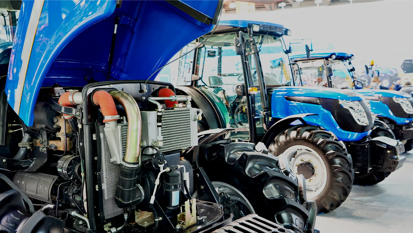Tractor agrícola T 6080 con motor abierto