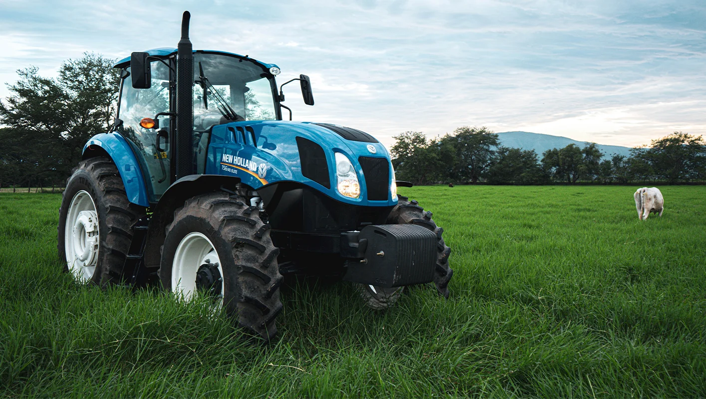 Tractor agrícola T 6080 con motor abierto