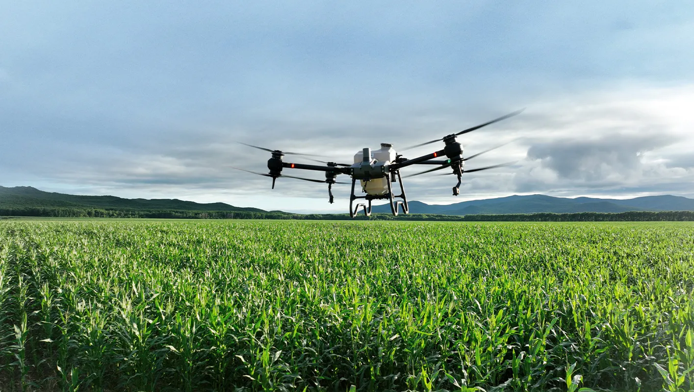 Dron agrícola sobre cultivos