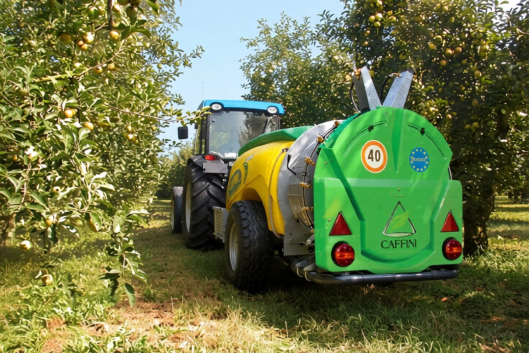 Aspersora Caffini de arrastre remolcada por tractor en trabajos de fumigación agrícola en frutal