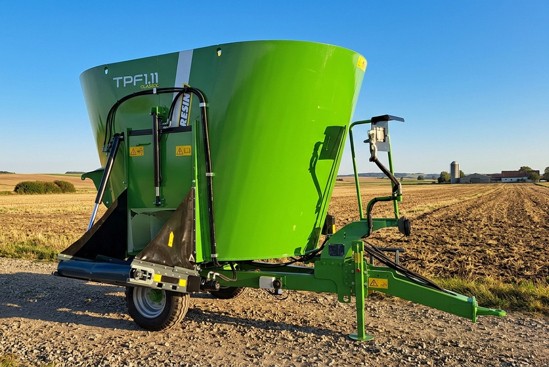 Carro mezclador vagón vagón mezclador Faresin TPF 1.11 verde en campo agrícola.