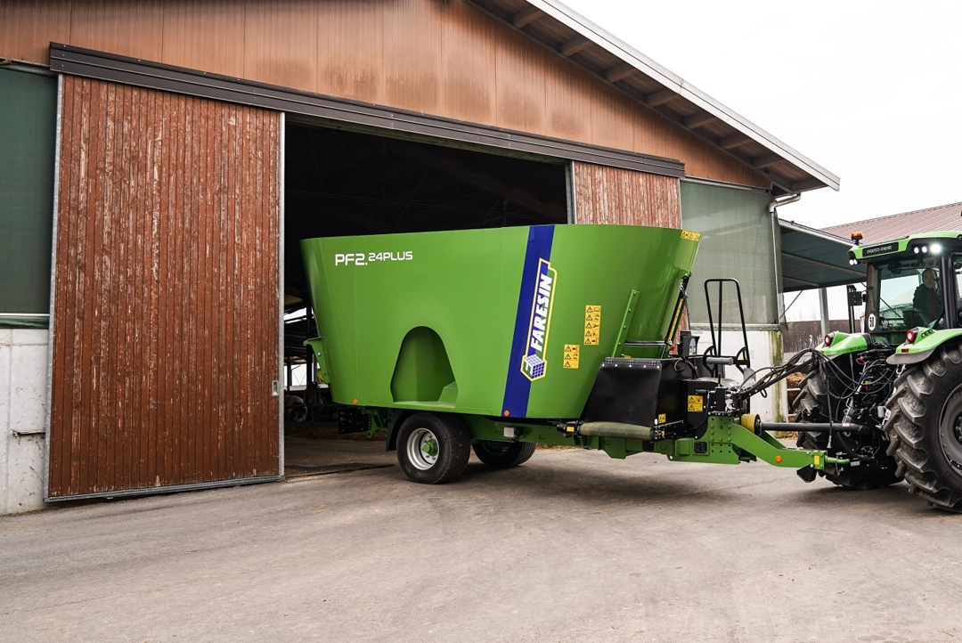 Carro mezclador vertical Faresin serie TPF modelo PF2.24PLUS listo para el transporte con tractor en