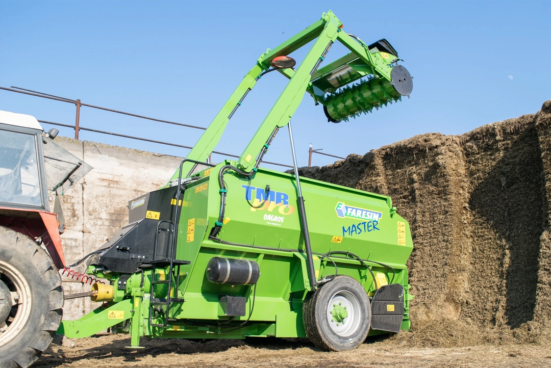 Carro mezclador Faresin Master con brazo dessilador elevado para carga de silo.