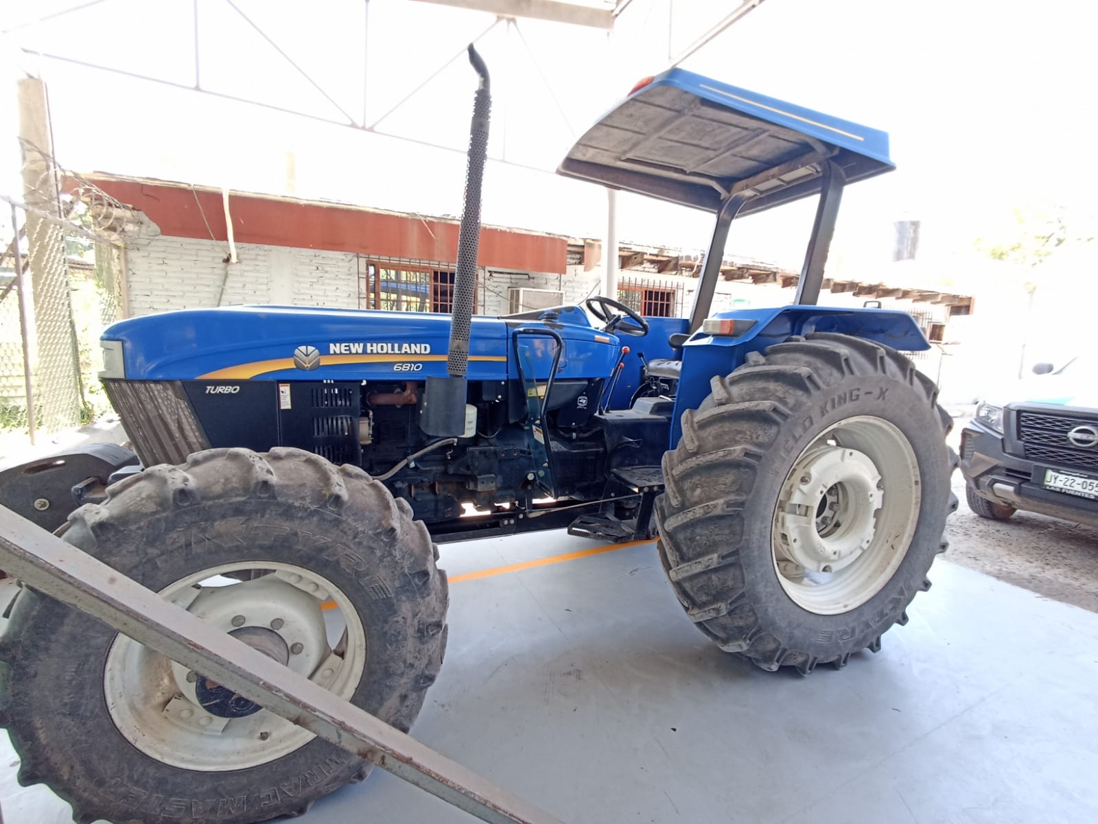 TRACTOR 6810