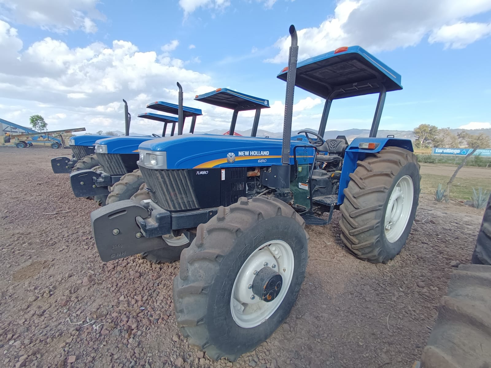 TRACTOR 6810